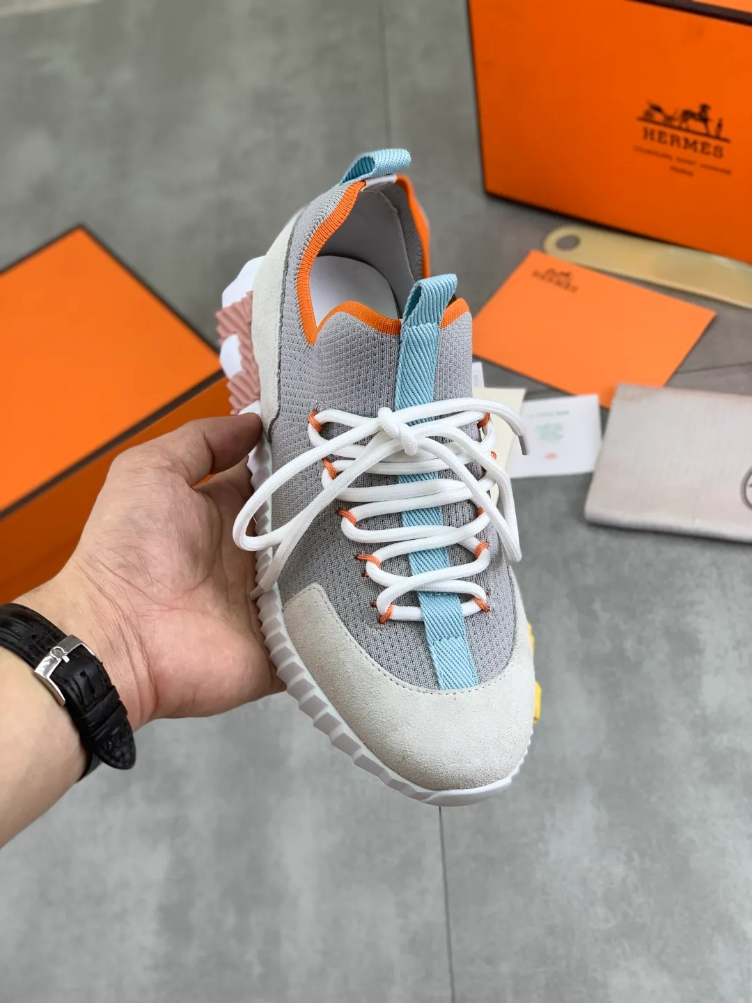 Men's men's shoes 💰P580 New model Top version Original order Hermes Men's Drift Sneaker Summer new casual sports shoes Original purchase, development, production H family men's classic series, technical breathable fabrics with cowhide, casual sports shoes, casual shoes, sports dad shoes combine high-tech breathable materials and cowhide, H family exclusive button decoration on the side. The outsole is full of H italic design and bright colors to show vitality and continue the brand design inspiration. Stroll around the city lightly and feel free and comfortable. Delivered in exquisite packaging 🛍📦 ▪️Fabric: original customized breathable material + first-layer cowhide ▪️Inner: cowhide feet ▪️Outsole: molded and evacuated PU+TPU material ▪️Size: 35-45 Multiple colors available Premium packaging